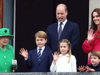 Πρίγκιπας Γουίλιαμ: H παιδική φωτογραφία με τον βασιλιά Κάρολο κι η αγκαλιά με τα παιδιά του