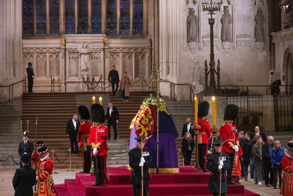Βασίλισσα Ελισάβετ: Η Ματίνα Παγώνη εξήγησε πώς «διατηρείται» η σορός της τόσες μέρες μέχρι την ταφή