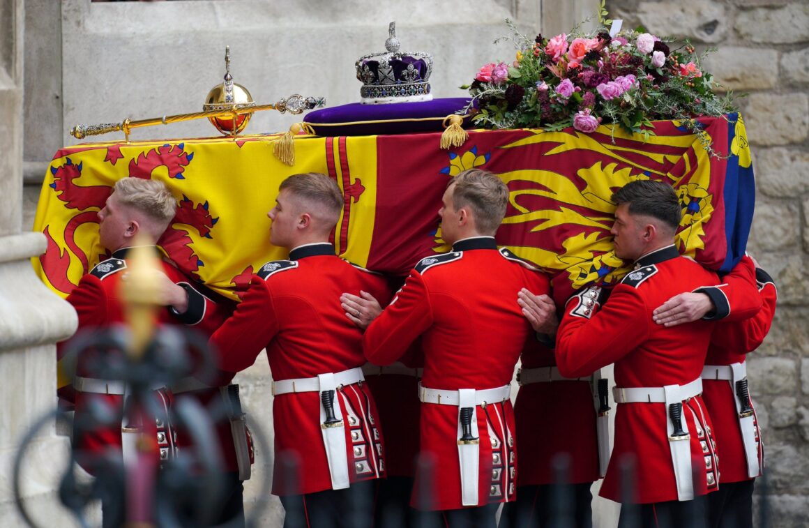 Κηδεία Βασίλισσας Ελισάβετ: Ο βρετανικός λαός αποχαιρετά την μακροβιότερη μονάρχη – Η ανάγνωση της Λιζ Τρας από την Αγία Γραφή