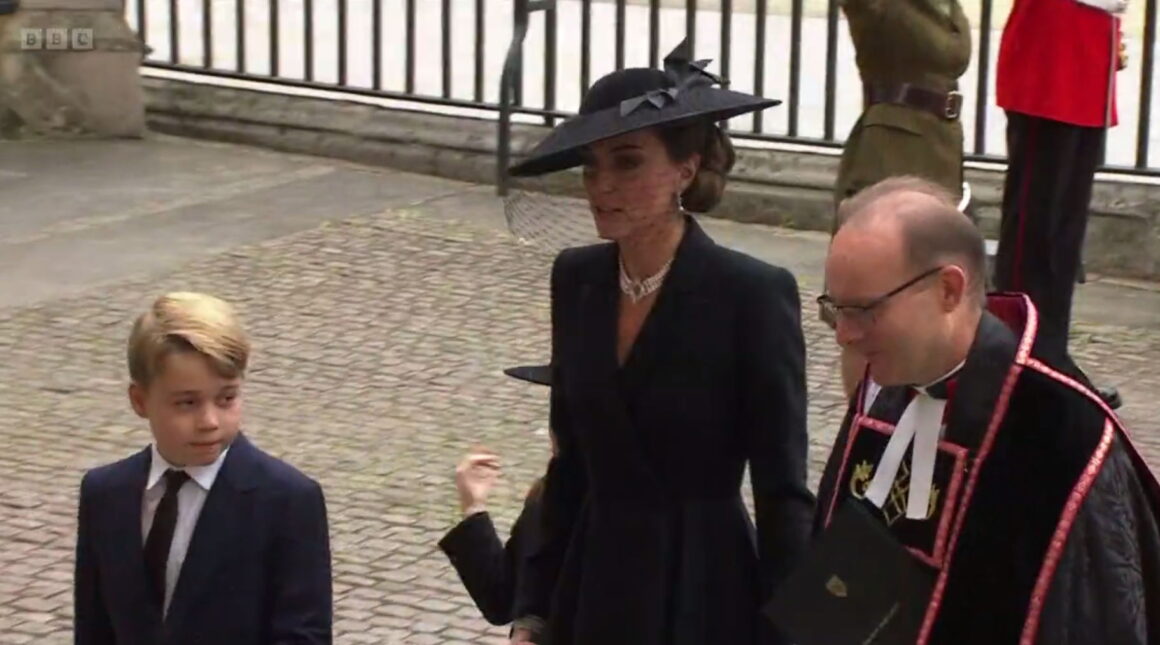 Κηδεία Βασίλισσας Ελισάβετ: Αποθεώθηκε η Πριγκίπισσα Kate για την παρουσία της – «Η εικόνα της αξιοπρέπειας» – Βρήκαν οι Βρετανοί την επόμενη βασίλισσά τους;