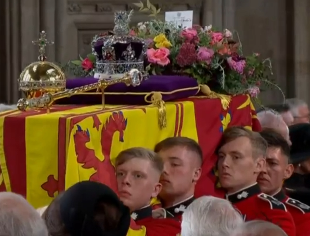 Βασίλισσα Ελισάβετ: Στο παρεκκλήσι του Αγίου Γεωργίου η σορός της – Κορυφώνεται η νεκρώσιμη ακολουθία