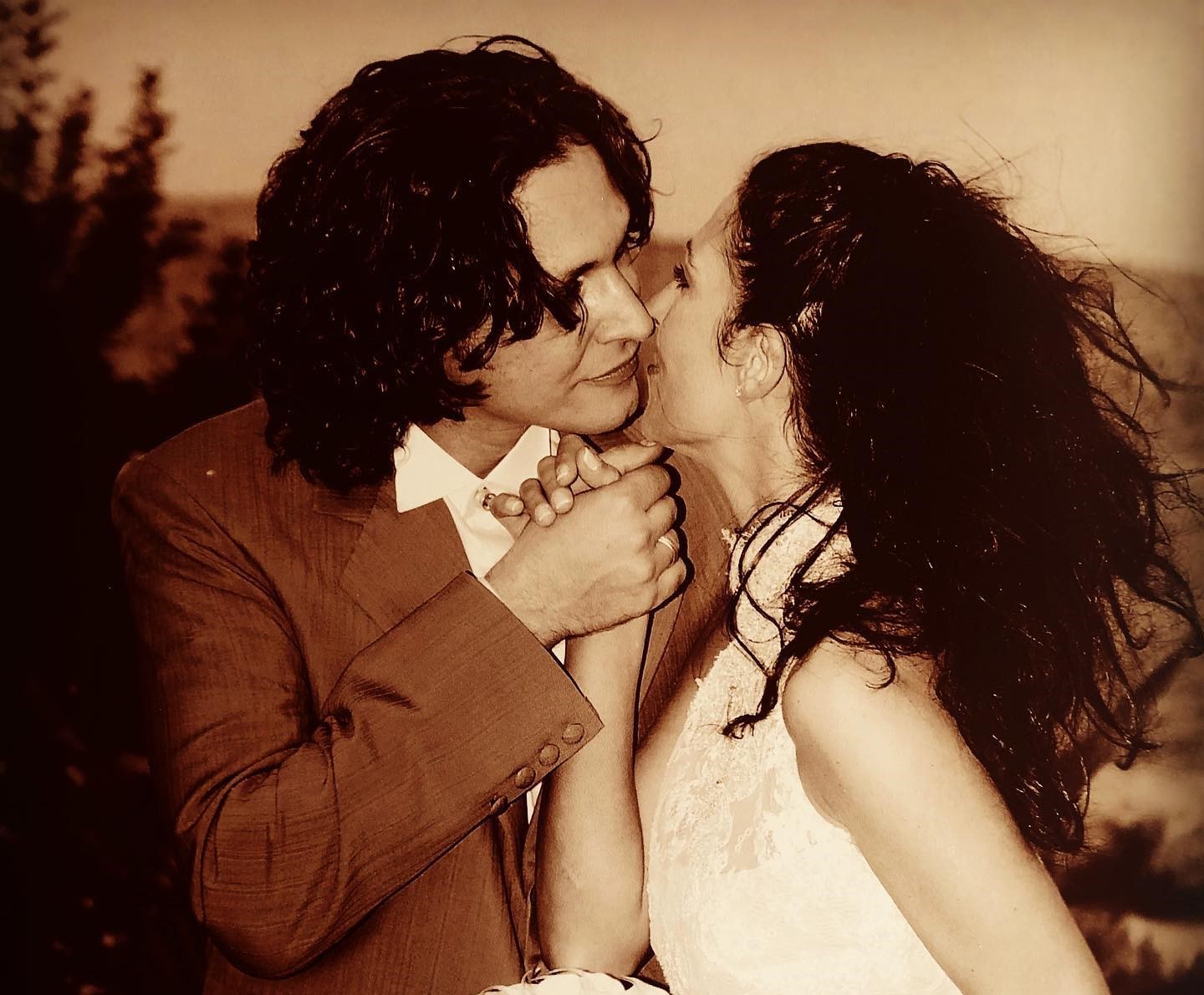 Αθηνά Μαξίμου: Οι σπάνιες φωτογραφίες με τον Αιμίλιο Χειλάκη ανήμερα της επετείου του γάμου τους – «Συνοδοιπόροι στο ταξίδι της ζωής! Συγκάτοικοι στην αγάπη μας!»