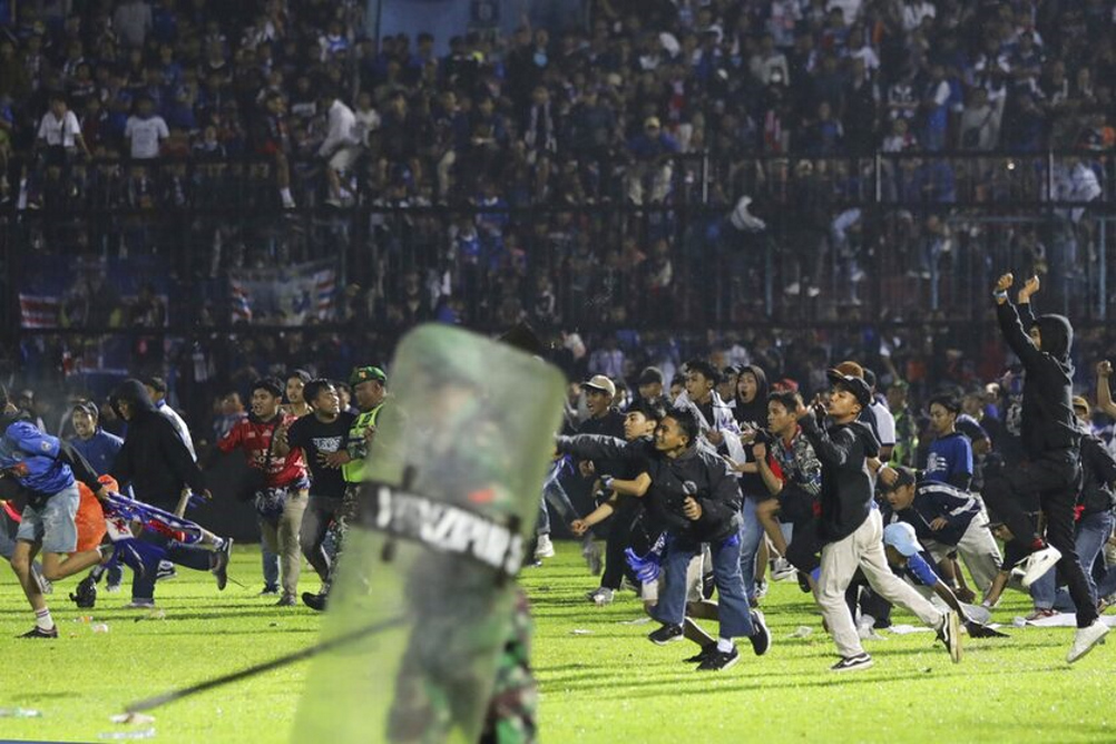 Ινδονησία: Απίστευτη τραγωδία σε ποδοσφαιρικό αγώνα – 174 νεκροί κατά τη διάρκεια επεισοδίων