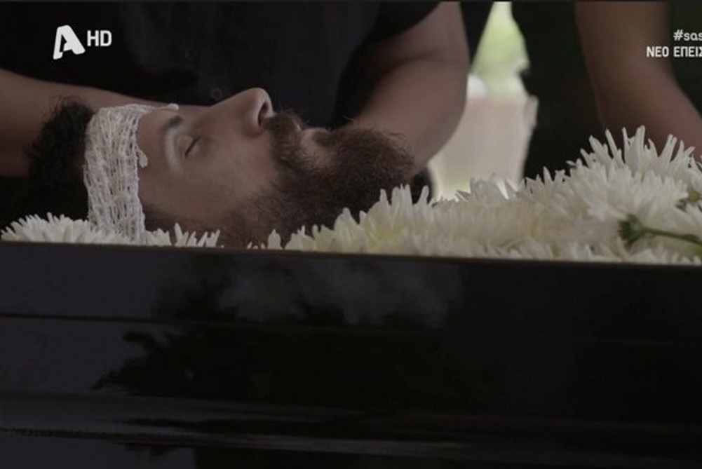 Όταν ο «Σασμός» έγινε «Λάμψη»: Η κηδεία που – πάλι – δεν έγινε έφερε νεύρα στο Twitter για τον άθαφτο Άγγελο