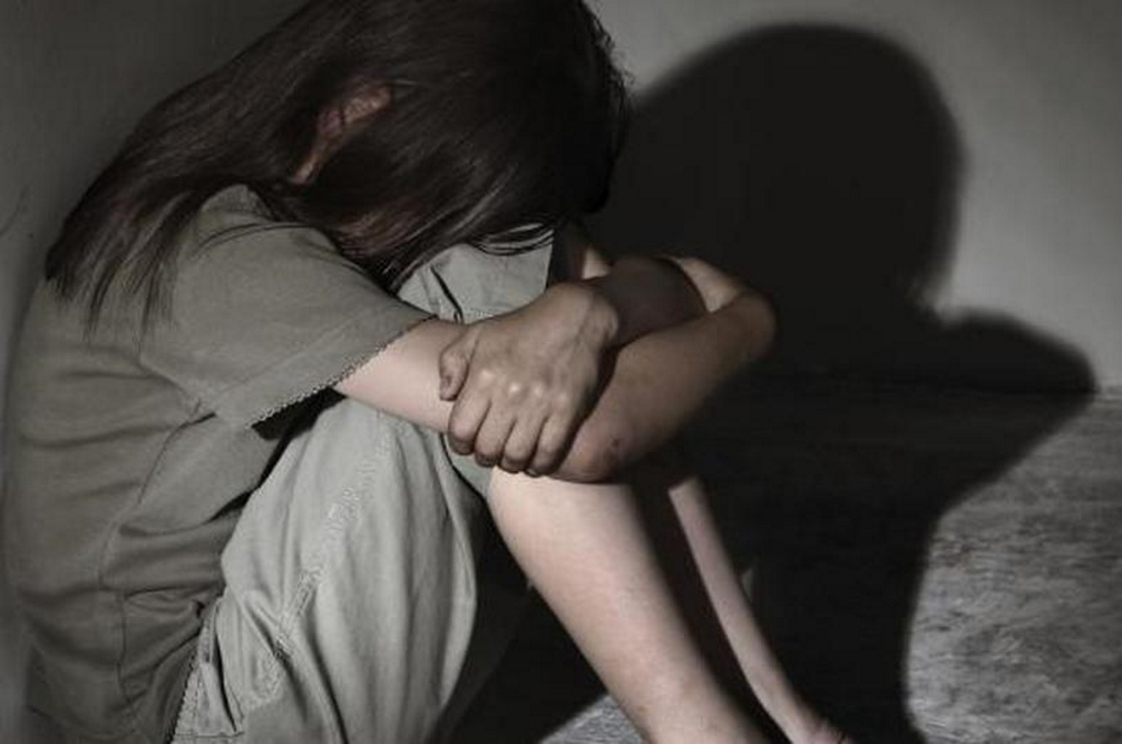 Κολωνός: Προφυλακιστέα η μητέρα της 12χρονης – Ξέσπασαν σε κλάματα τα ενήλικα παιδιά της έξω από το δικαστήριο