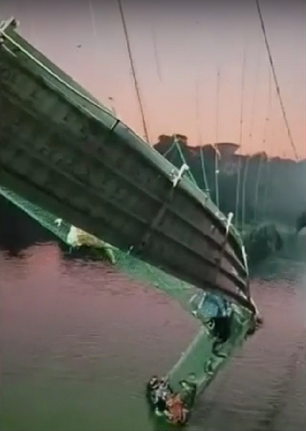Ινδία: Κατέρρευσε κρεμαστή γέφυρα – Περισσότεροι από 60 νεκροί και δεκάδες τραυματίες