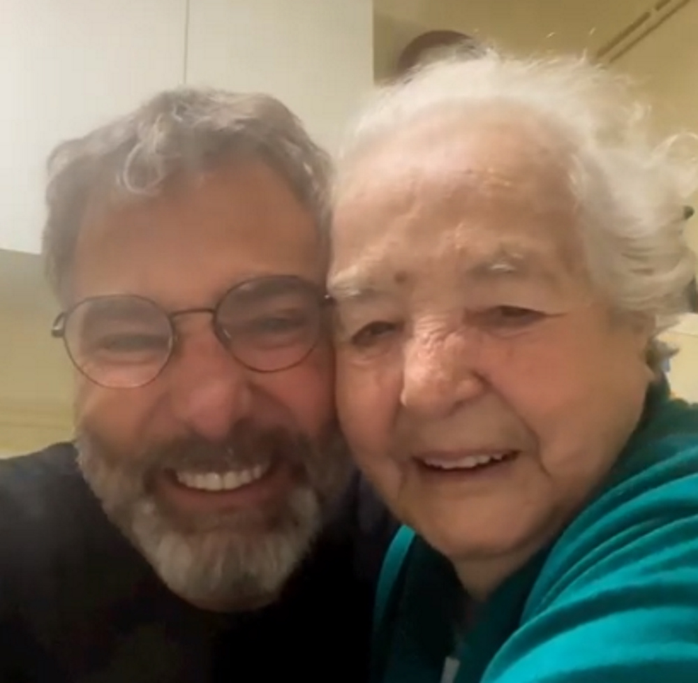 Γενέθλια για τη Φωτεινή Αθερίδου και ο μπαμπάς Θοδωρής ανέβασε το πιο γλυκό βίντεο με τη γιαγιά της για να της ευχηθούν