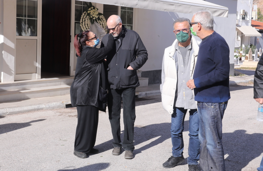 Μίνα Αδαμάκη: Οι συνάδελφοί της την αποχαιρέτησαν στο νεκροταφείο Βύρωνα – Η εμφάνιση του Γιώργου Κιμούλη – Βίντεο και φωτογραφίες