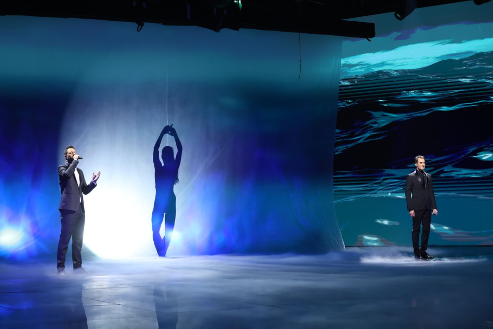 J2US: Η πρώτη εμφάνιση του Αντώνη Παπαηλία στη σκηνή αποθεώθηκε – «Σάρωσε» με τον Λευτέρη Μητσόπουλο