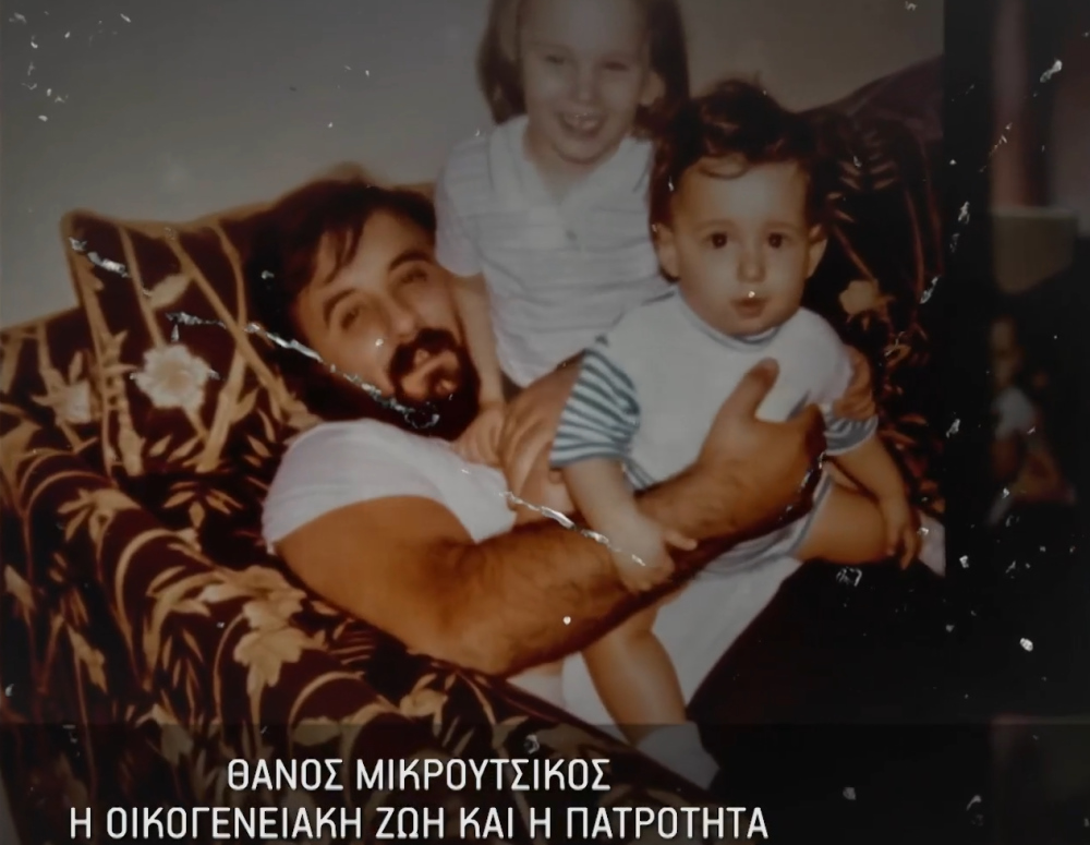 Θάνος Μικρούτσικος: Οι κόρες του σε μία σπάνια εξομολόγηση στα «Πρόσωπα» – «Θυμάμαι να πέφτω πάνω του και να κοιμάμαι»