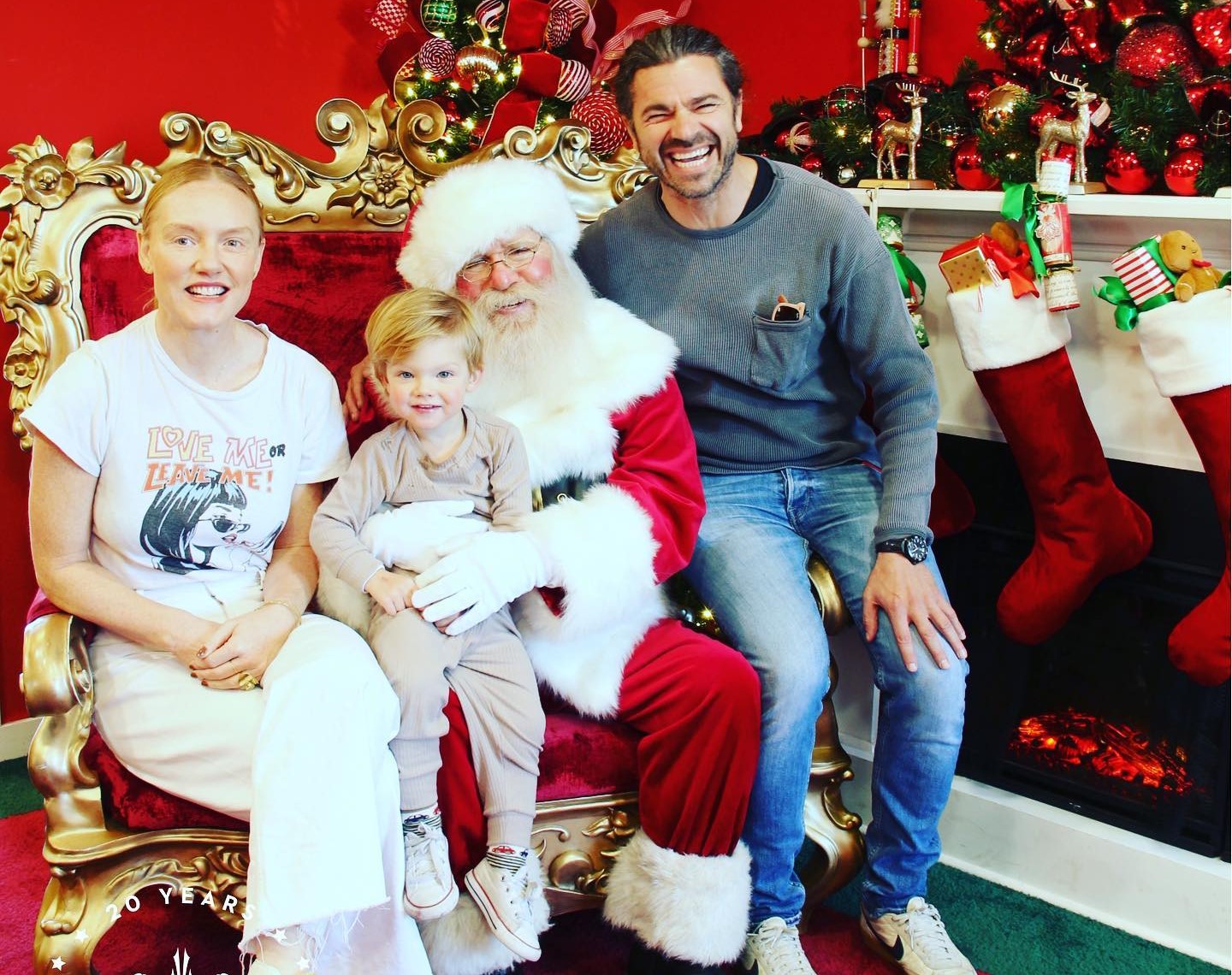 Χρήστος Βασιλόπουλος: Η χριστουγεννιάτικη φωτογραφία μαζί με τη Σάρα Κόνερ και τον γιο τους!