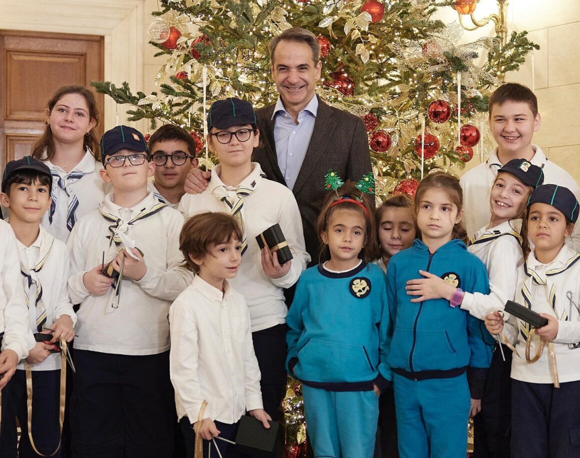 Κυριάκος Μητσοτάκης: Οι χριστουγεννιάτικες αναμνήσεις του πρωθυπουργού – «Θυμάμαι ακόμα τι φορούσε η Σοφία στα πρώτα της Χριστούγεννα…»