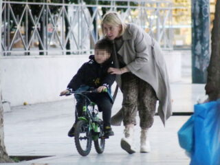 Σία Κοσιώνη: Το τρυφερό στιγμιότυπο με τον Κώστα Μπακογιάννη να κρατά στους ώμους του τον γιο τους