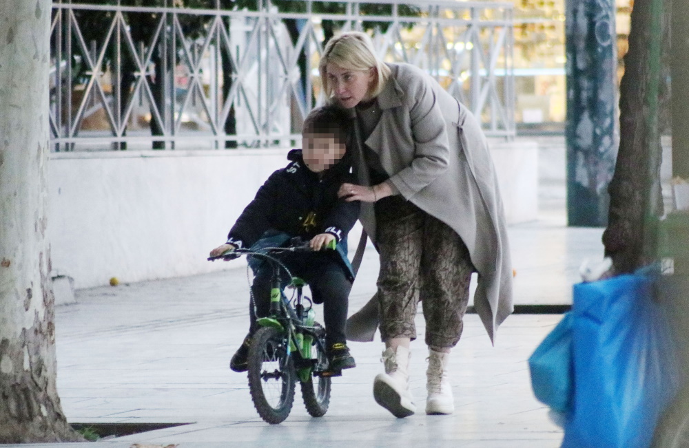 Σία Κοσιώνη: Η anchorwoman του δελτίου ειδήσεων γίνεται η απόλυτη μέντορας για τον γιο της και του μαθαίνει ποδήλατο