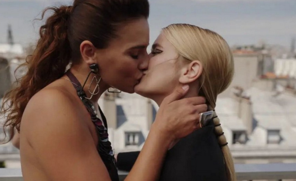 Melia Kreiling: Η τηλεοπτική «Σοφία» του Emily in Paris μιλά για τον ρόλο της στη σειρά – «Δεν με επηρέασε που υποδυόμουν την ομοφυλόφιλη»