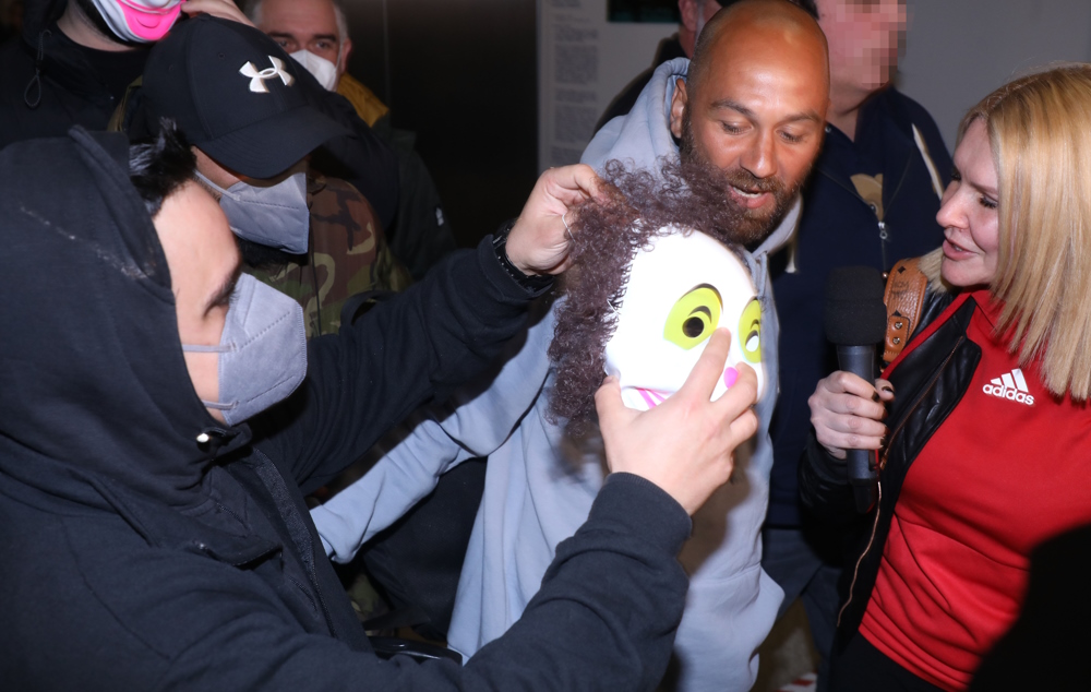 Survivor All Star: Έφτασε στην Ελλάδα ο Κώστας Αναγνωστόπουλος – Τον περίμεναν με… μάσκες κλόουν στο αεροδρόμιο