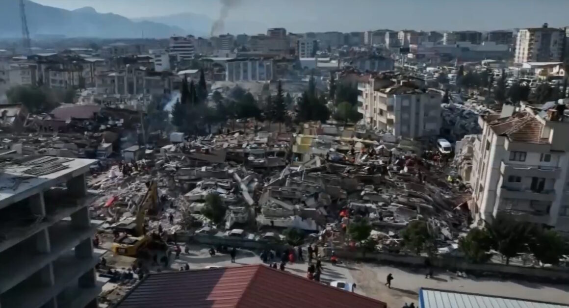 Τουρκία: Δυσοίωνη η κατάσταση για τους εγκλωβισμένους – Πάνω από 16.000 οι νεκροί μέχρι στιγμής – «Πάνω από 50.000 τα θύματα» η εκτίμηση Λέκκα