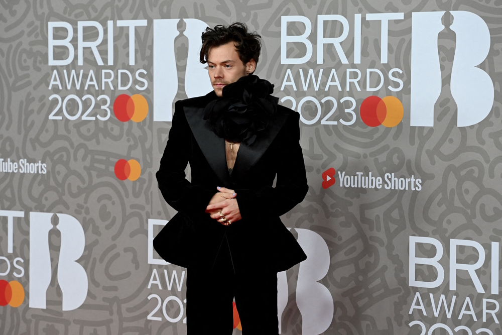 Brit Awards 2023: Οι εμφανίσεις που συζητήθηκαν – Το λουλούδι του Harry Styles και το vinyl του Sam Smith