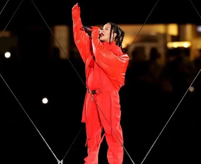 Super Bowl: Το εντυπωσιακό σόου της Rihanna στο ημίχρονο – Αποκάλυψε οτι είναι έγκυος για 2η φορά