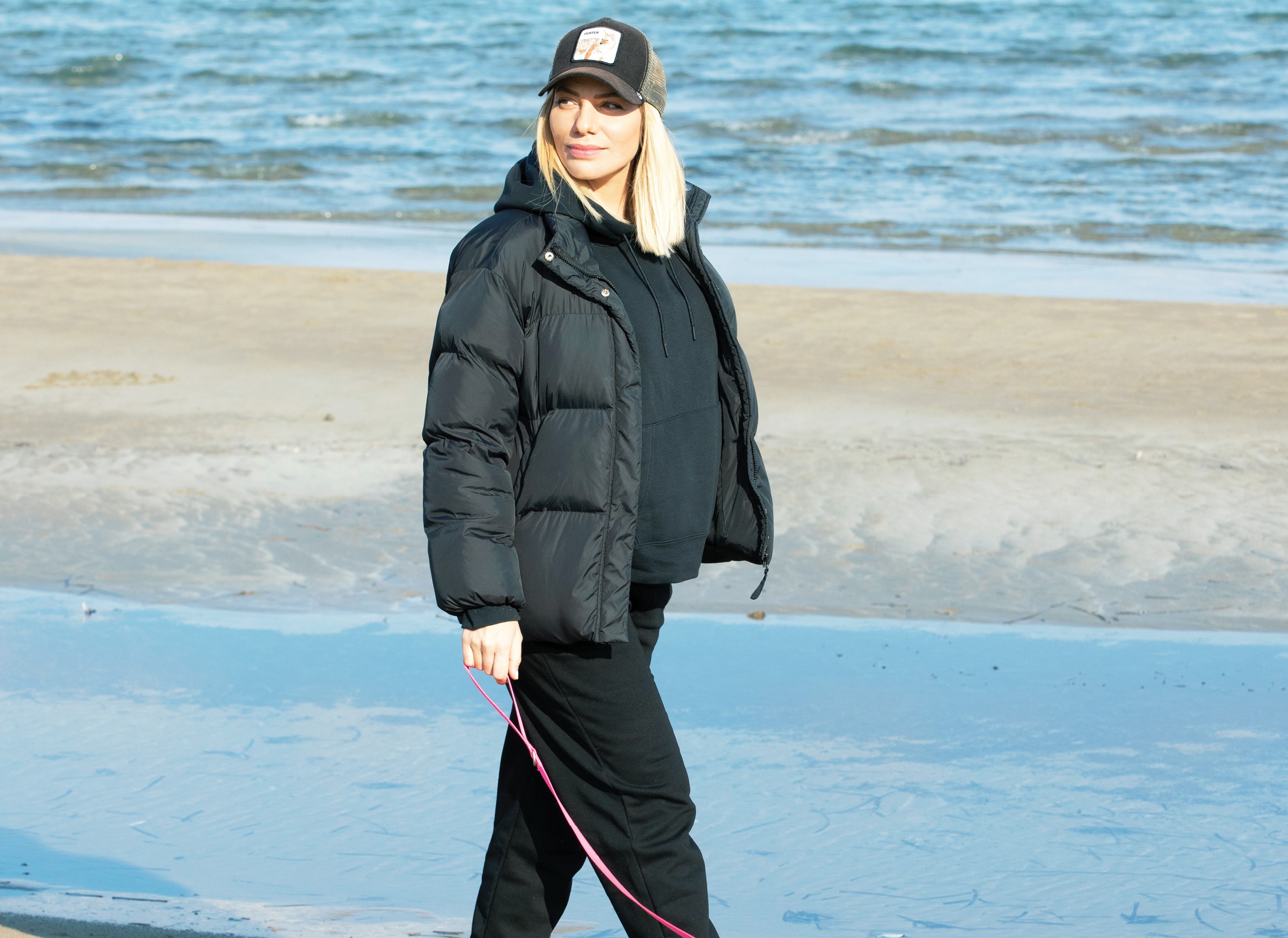 Ιωάννα Μαλέσκου: Βόλτα στην παραλία με τον σκύλο της, δύο μήνες πριν γεννήσει
