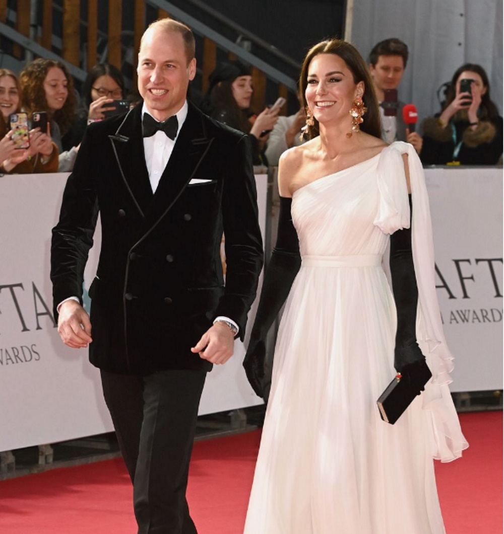 BAFTA 2023: Οι λαμπερές εμφανίσεις στο κόκκινο χαλί – Το άγγιγμα των γλουτών του Πρίγκιπα William από την Kate Middleton έγινε viral