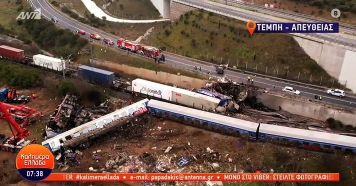 Τέμπη – Παντού συντρίμμια και αποκαΐδια: Η εικόνα από drone που δείχνει το μέγεθος του δυστυχήματος με τα μοιραία τρένα