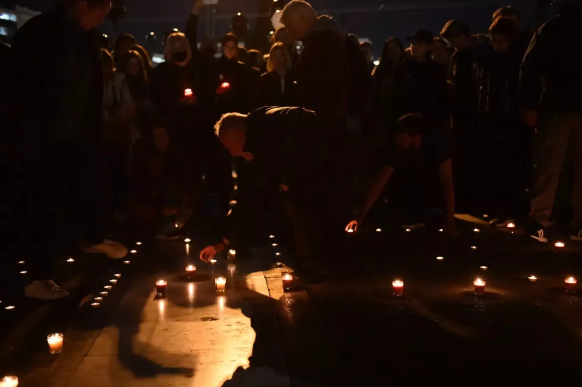 Τραγωδία στα Τέμπη: Πόνος, θλίψη, οργή – Με μαύρα μπαλόνια και κεριά πραγματοποιήθηκε η καθιστική διαμαρτυρία στο Σύνταγμα