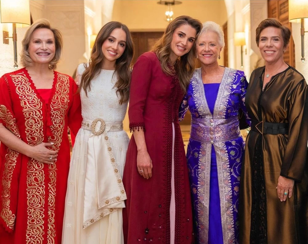 Βασίλισσα Ράνια: Δάνεισε τη ζώνη του νυφικού της στην κόρη της για το pre wedding party της