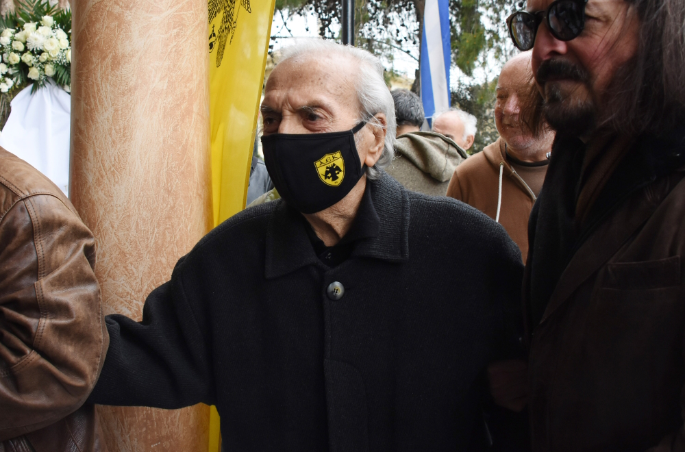 Κώστας Νεστορίδης: Υποβασταζόμενος και με δάκρυα στα μάτια στο προσκύνημα για τον Μίμη Παπαϊωάννου