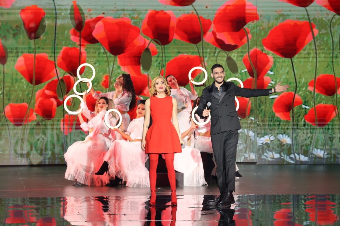 J2US: Ναταλία Αργυράκη και Γιώργος Βογιατζάκης έστησαν χορό και άναψαν «φωτάκια» στην καρδιά της Βίκυς Σταυροπούλου