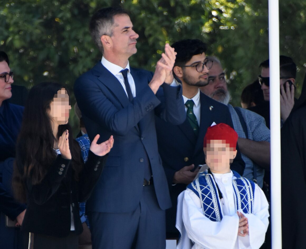 Κώστας Μπακογιάννης: Ο γιος του ντύθηκε τσολιάς και τον συνόδευσε στην στρατιωτική παρέλαση