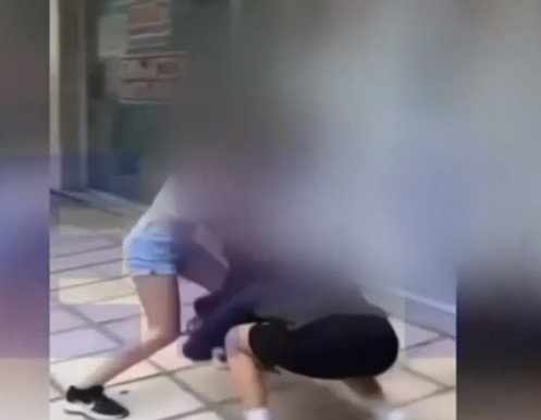 Θεσσαλονίκη: Σοκαριστικό βίντεο με τον ξυλοδαρμό 15χρονης από συμμαθήτριά της – Της είχαν κάψει τα μαλλιά