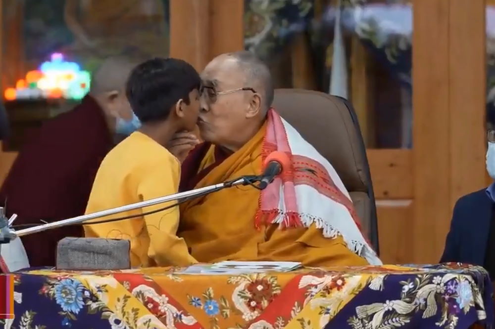 Δαλάι Λάμα: Σάλος με βίντεο που φιλά αγοράκι στο στόμα και του ζητά να του ρουφήξει τη γλώσσα