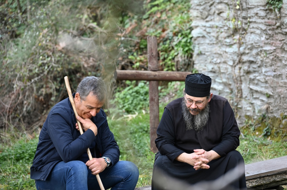 «Πρωταγωνιστές»: Στα άδυτα του αρχαιότερου μοναστηριού του Αιγαίου που επισκεπτόταν ο Τζίμης Πανούσης – «Καθόταν με τόση ευλάβεια»