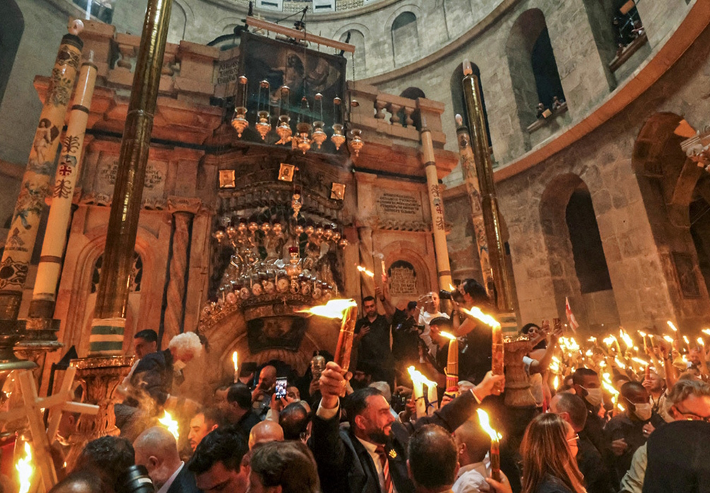 Με λαμπρότητα η αφή του Αγίου Φωτός στα Ιεροσόλυμα – Χιλιάδες οι πιστοί από όλον τον κόσμο για προσκύνημα