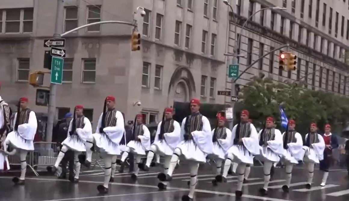 Γέμισε εύζωνες η Νέα Υόρκη – Υπό βροχή η παρέλαση των ομογενών για την επέτειο της 25ης Μαρτίου