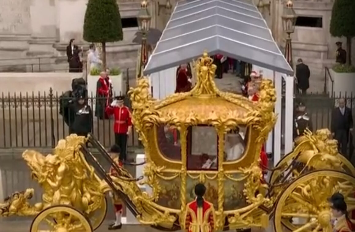 Στέψη Βασιλιά Καρόλου: Αναχώρησαν για το Παλάτι του Μπάκιγχαμ Κάρολος και Καμίλα με τη 261 ετών Χρυσή Άμαξα
