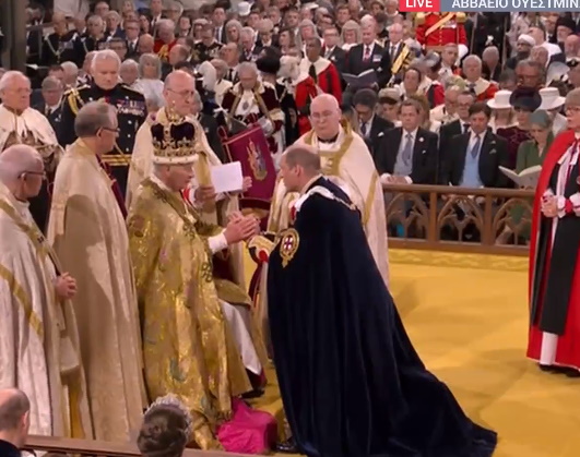 Στέψη Καρόλου: Ο πρίγκιπας Ουίλιαμ γονάτισε μπροστά στον Βασιλιά και δήλωσε πίστη