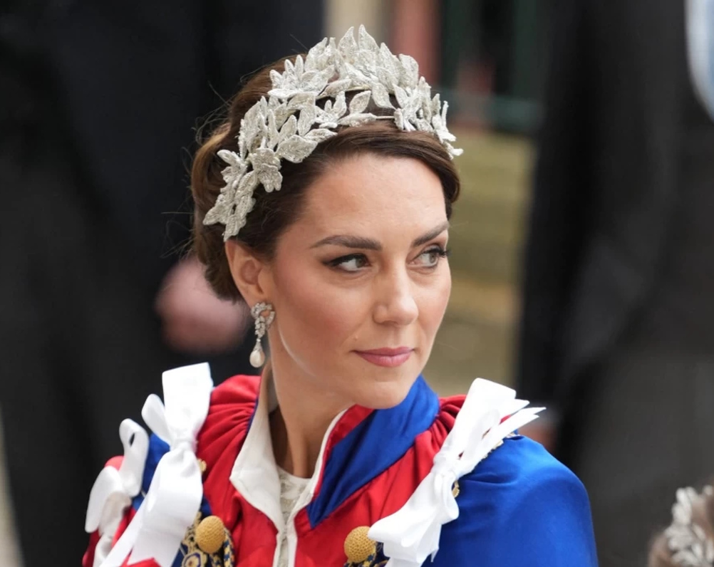 Στέψη Βασιλιά Καρόλου: Εντυπωσιακή η Κέιτ Μίντλετον φορώντας τα σκουλαρίκια της Νταϊάνα στην τελετή