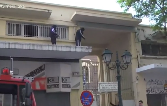Θεσσαλονίκη: Απίστευτη καταδίωξη κουκουλοφόρων on air – Πηδούσαν από ταράτσα σε ταράτσα και συνελήφθησαν μπροστά στις κάμερες