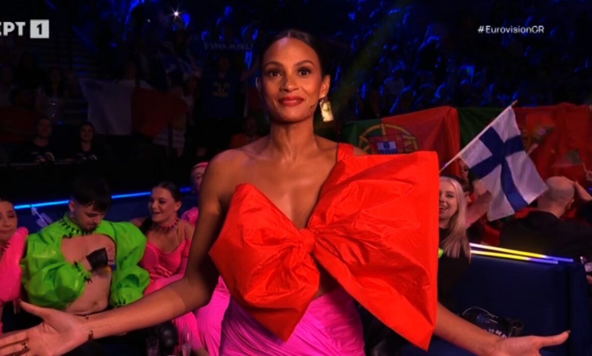 Eurovision 2023: Ελληνικό χρώμα στην εμφάνιση της Alesha Dixon – Το statement φόρεμα by Celia Kritharioti που έκανε εντύπωση