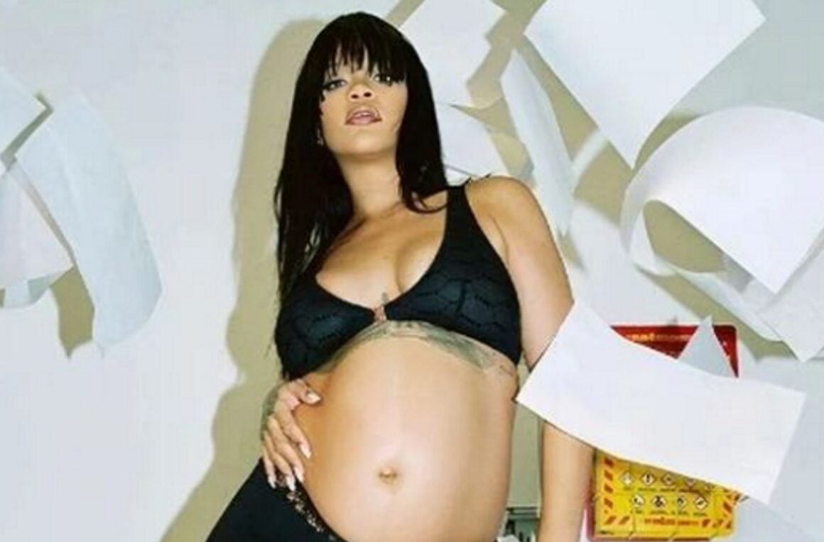 Rihanna: Η sexy mama ποζάρει με εσώρουχα και φουσκωμένη κοιλίτσα