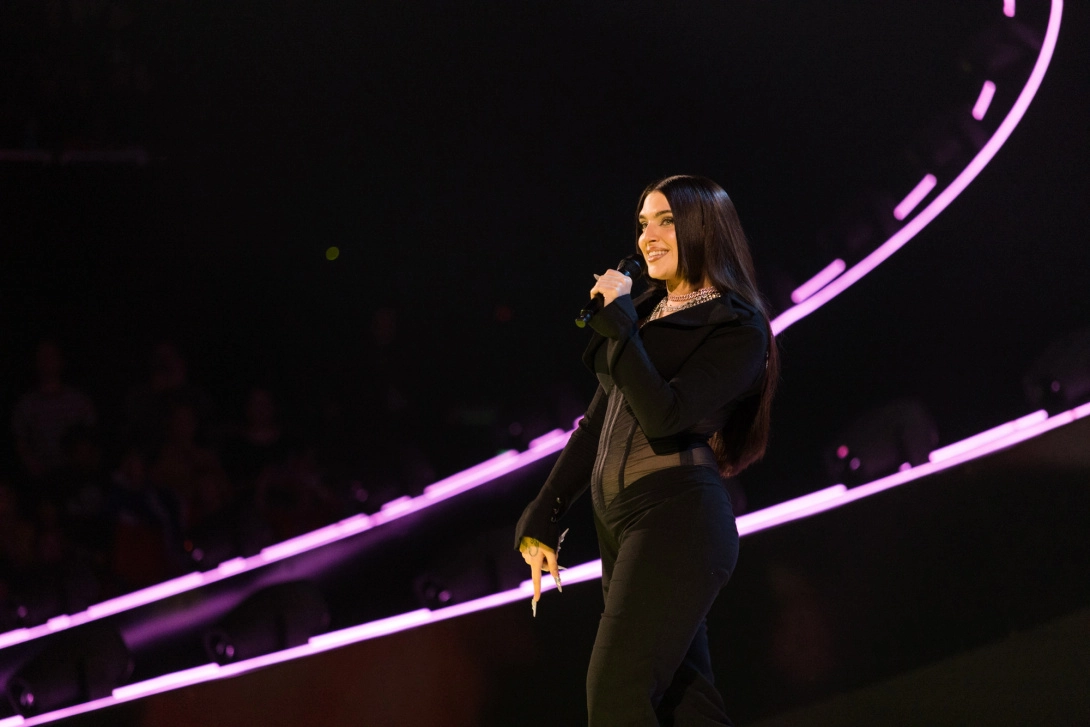 Eurovision 2023 – Τελικός: Όρθιο το στάδιο για τη Βρετανή Mae – Δεν σταματούσαν το χειροκρότημα