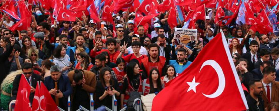 Τουρκία – εκλογές: Τα «λάδωμα» του Ταγίπ Ερντογάν σε παιδιά – Το πρώτο μήνυμα μετά το κλείσιμο των καλπών
