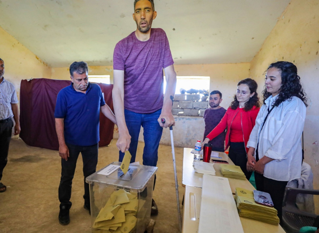 Τουρκία – εκλογές: Ο πιο ψηλός άνθρωπος στον κόσμο έκανε το καθήκον του και ψήφισε