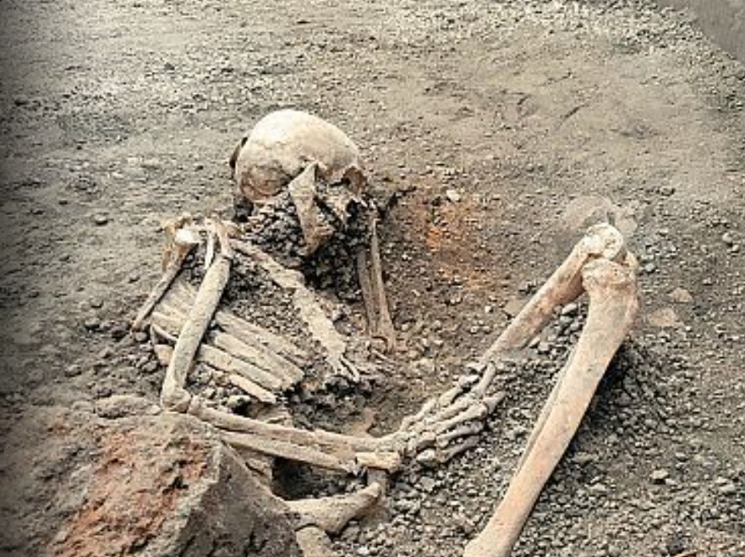Πομπηΐα: Συγκλονιστική ανακάλυψη! Βρέθηκαν σκελετοί δύο ανδρών που ήταν θύματα του σεισμού πριν την έκρηξη του Βεζούβιου