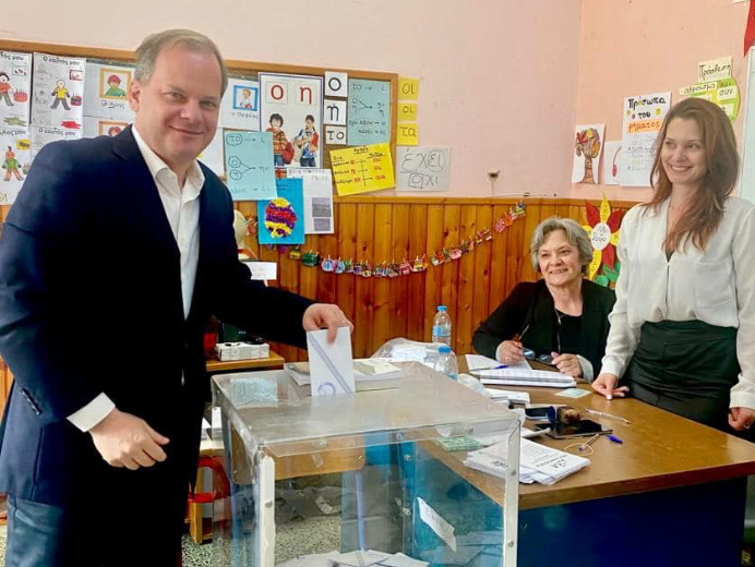 Εκλογές 2023: Ψήφισε στις Σέρρες ο Κώστας Αχ. Καραμανλής