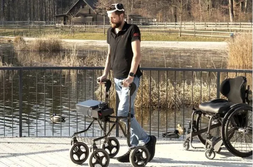 Η αισιόδοξη είδηση της ημέρας έρχεται από την επιστήμη: Παράλυτος άνδρας περπάτα με τη βοήθεια ηλεκτρονικών εμφυτευμάτων