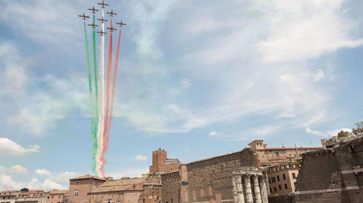 Tik Tok: Οι ουρανοί της Ιταλίας «φωτίστηκαν» με τα χρώματα της σημαίας
