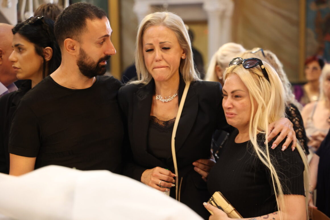 Γιάννης Φλωρινιώτης: Συντετριμμένες στην κηδεία η κόρη του Αννούλα και η Γωγώ Γαρυφάλλου